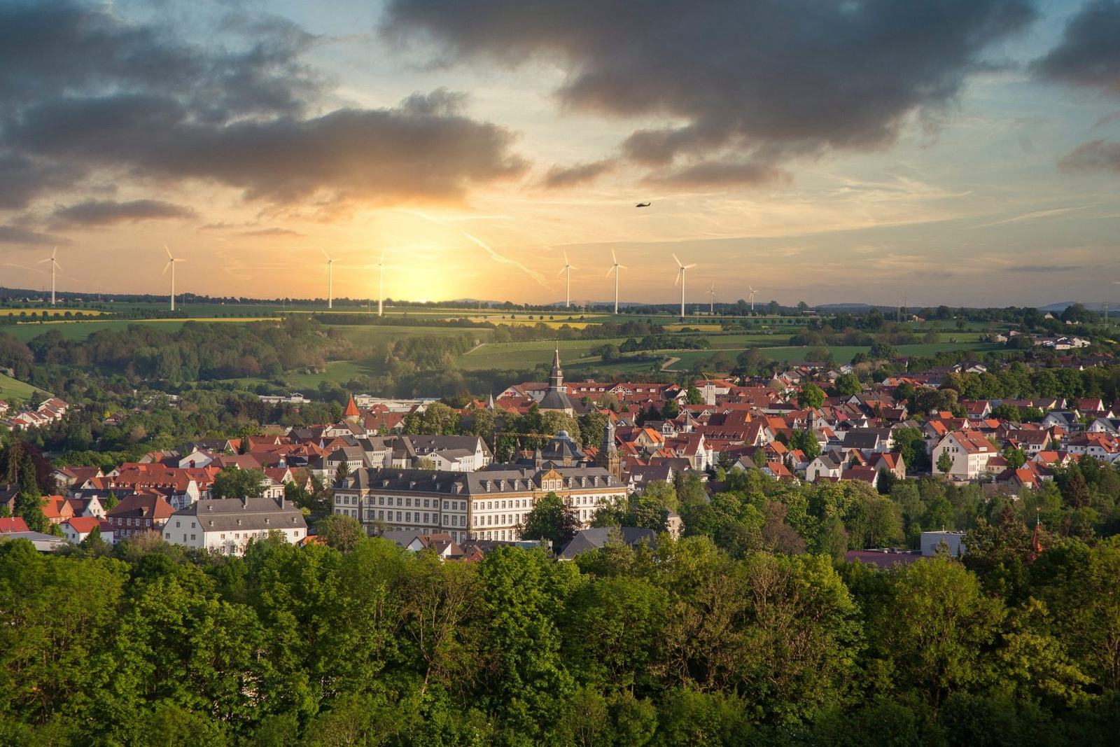 Abendstimmung über Büren mit Windrädern am Horizont