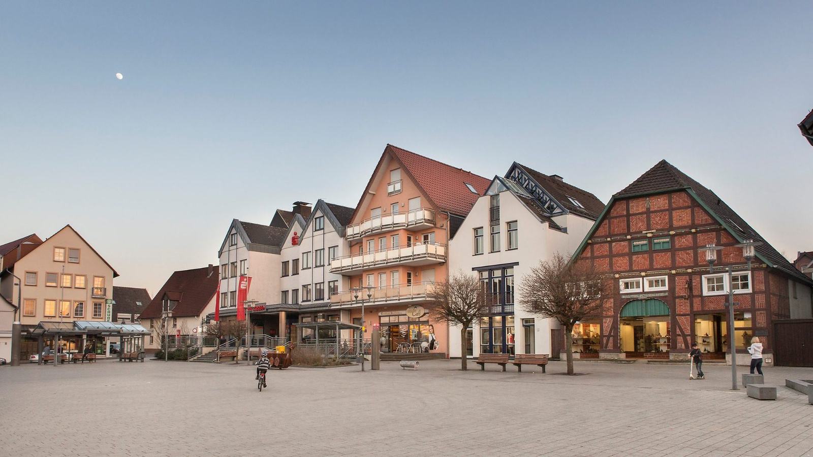 Marktplatz von Büren mit Fachwerkhäusern